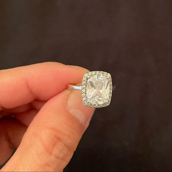 Beautiful large cubic zirconia ring - Picture 3 of 11